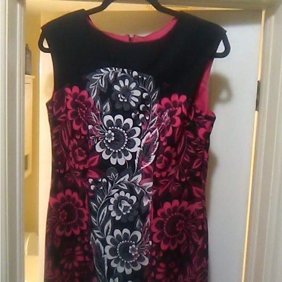 MAGGIE LONDON DESIGNER Sleeveless Black Dress w/ Pink & White Floral Pattern (6) - Picture 8 of 10